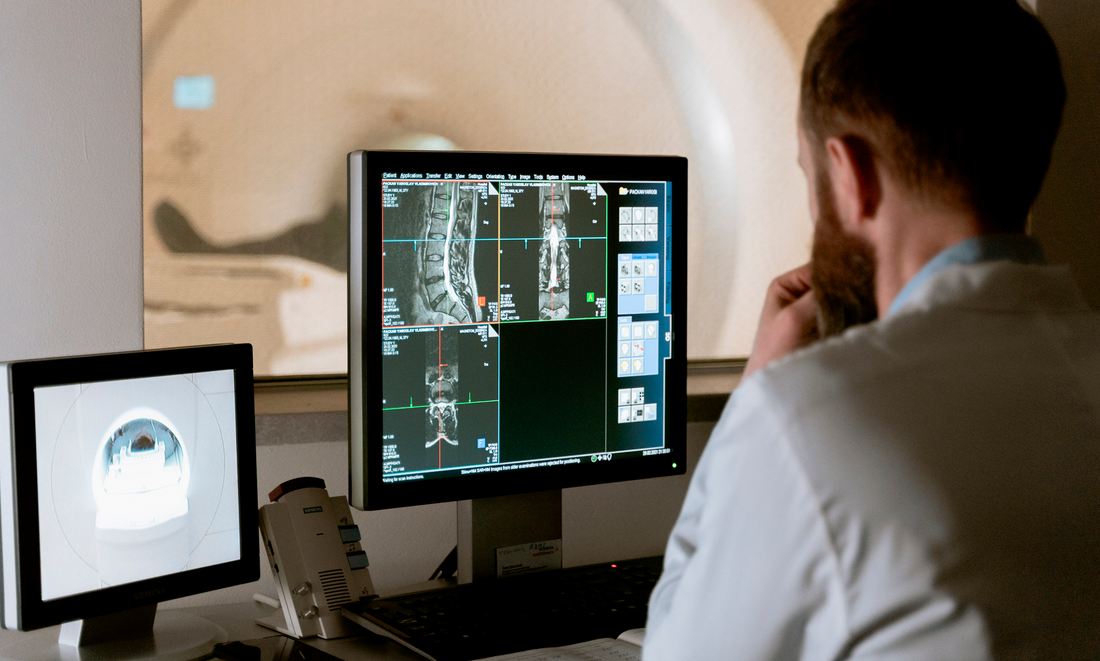 La tomografía computarizada (TC) es una tecnología médica que combina rayos X y procesamiento por computadora para obtener imágenes detalladas en secciones transversales del cuerpo humano. 